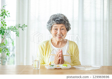 高級女人吃午餐 129969696