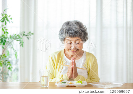 高級女人吃午餐 129969697