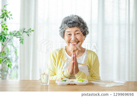 高級女人吃午餐 129969698