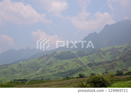 夏日薄霧中的阿蘇山與根岳 129969721