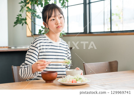 Dislikes vegetables, likes and dislikes, can't eat, elementary school girl, child Dislikes vegetables, likes and dislikes, can't eat, elementary school girl, child 129969741