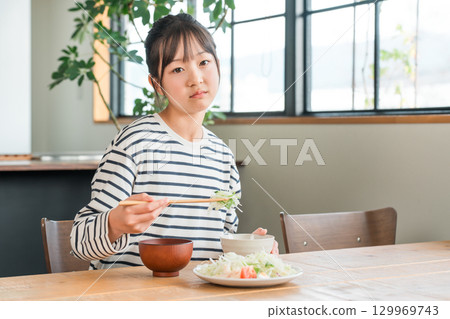 Dislikes vegetables, likes and dislikes, can't eat, elementary school girl, child Dislikes vegetables, likes and dislikes, can't eat, elementary school girl, child 129969743