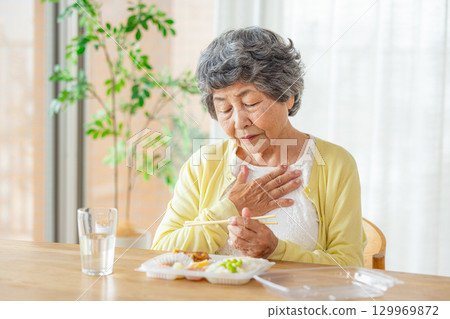 老年人吃飯的圖片 129969872
