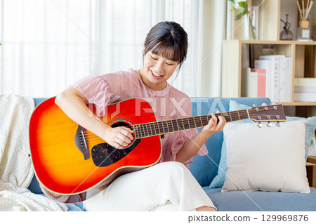 彈吉他的一位小姐 129969876