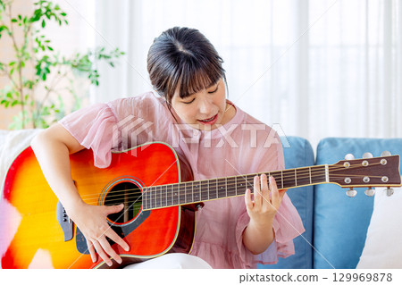 彈吉他的一位小姐 129969878