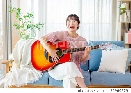 彈吉他的一位小姐 129969879