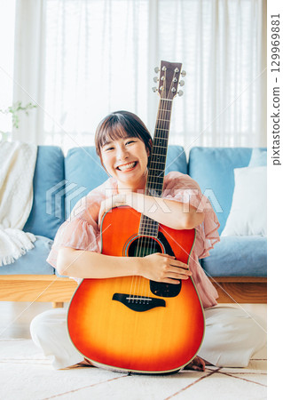 彈吉他的一位小姐 129969881