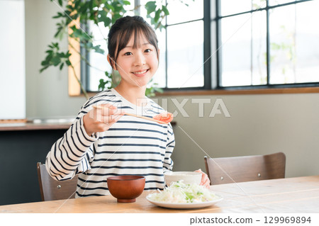 番茄、小學生和國中生女孩吃蔬菜 番茄、小學生和國中生女孩吃蔬菜 129969894