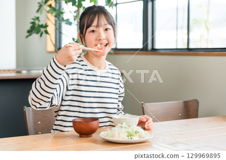 Tomato, elementary school student and junior high school student girls eating vegetables 129969895