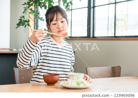 Dislikes vegetables, likes and dislikes, can't eat tomatoes, elementary school girl, child 129969896