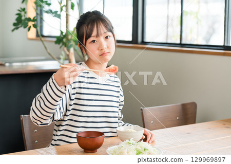 不喜歡蔬菜，喜歡和不喜歡，不能吃西紅柿，小學生女孩，孩子 129969897