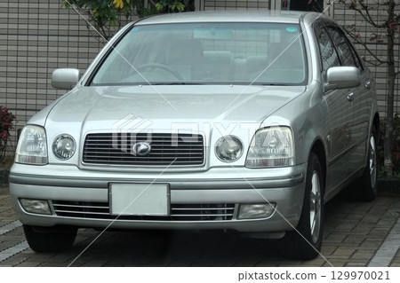 一輛停在停車場的汽車(Toyota Progre) 一輛停在停車場的汽車(Toyota Progre) 129970021