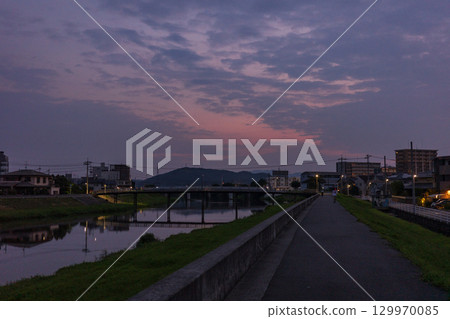 日本岡山縣岡山市清晨住宅區的美麗風景 日本岡山縣岡山市清晨住宅區的美麗風景 129970085