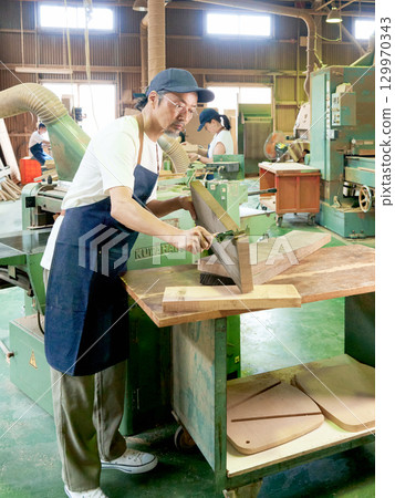 木工車間工作的工人 129970343