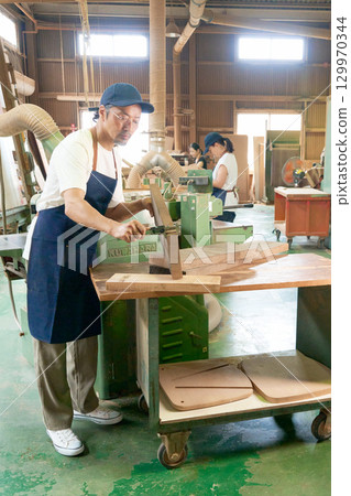 木工車間工作的工人 129970344