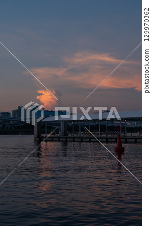 Evening view along the coast of Odaiba 129970362