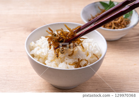 乾小沙丁魚佐日本胡椒白米飯 129970368