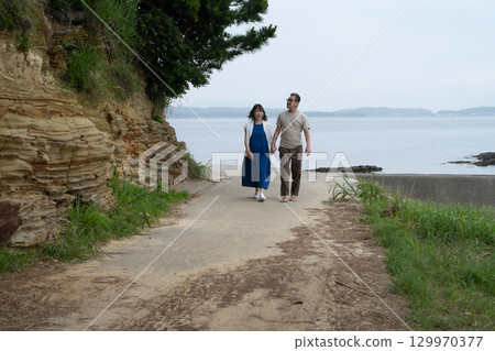 兩人在愛知縣南知多市日間賀島的海邊散步 129970377