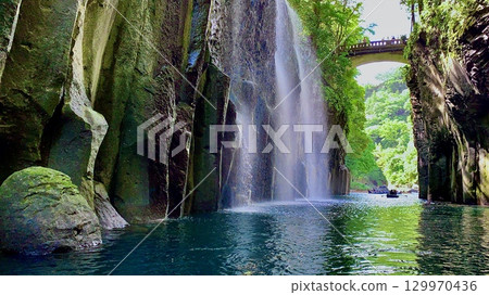 The spray of Manai Falls reflects on the emerald blue surface of the Gokase River (Takachiho Gorge/Takachiho Town, Nishiusuki District, Miyazaki Prefecture) The spray of Manai Falls reflects on the emerald blue surface of the Gokase River (Takachiho Gorge/Takachiho Town, Nishiusuki District, Miyazaki Prefecture) 129970436