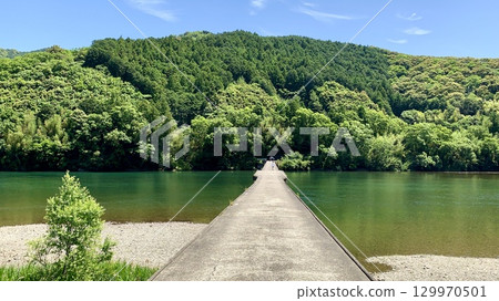 陽光明媚的五月天,四萬十川和高瀨水下大橋被藍天和新綠染上色彩(高知縣四萬十市) 陽光明媚的五月天,四萬十川和高瀨水下大橋被藍天和新綠染上色彩(高知縣四萬十市) 129970501