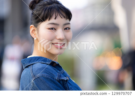 街拍年輕女子肖像 129970707