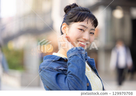 街拍年輕女子肖像 129970708