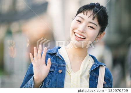 街拍年輕女子肖像 129970709