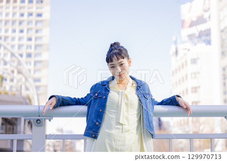 街拍年輕女子肖像 129970713