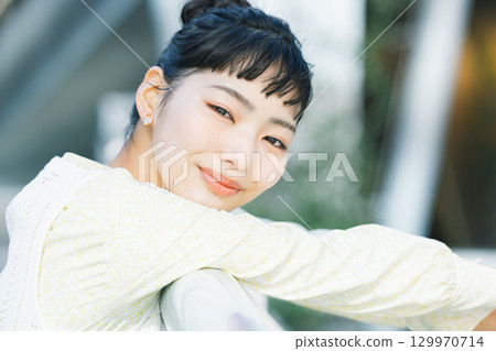 街拍年輕女子肖像 129970714