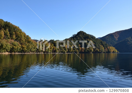 Beautiful autumn leaves at Lake Okutama, Tokyo 129970808