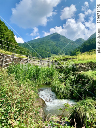 用石頭建造的水道，從鞍掛山腰流出的泉水灌溉梯田（愛知縣新城市四谷千枚田） 129971498