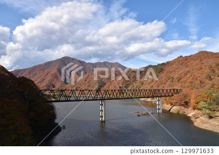 栃木縣石澤湖的秋葉很美 129971633