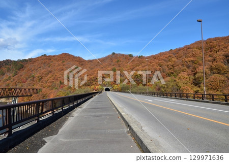 Beautiful autumn foliage at Lake Isori, Tochigi Beautiful autumn foliage at Lake Isori, Tochigi 129971636