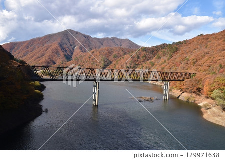 Beautiful autumn foliage at Lake Isori, Tochigi Beautiful autumn foliage at Lake Isori, Tochigi 129971638