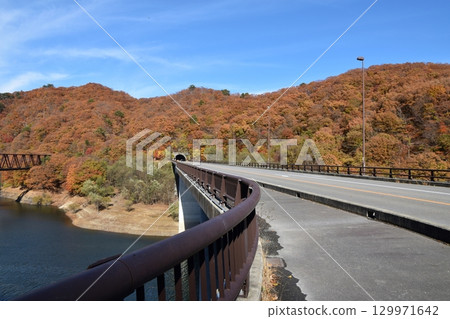 栃木縣石澤湖的秋葉很美 129971642