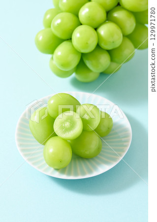 將馬斯喀特閃耀在盤子上 將馬斯喀特閃耀在盤子上 129971780