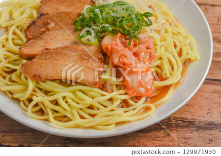 紅燒肉泡菜冷麵 129971930