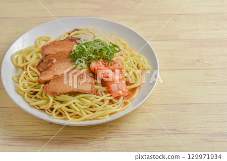 紅燒肉泡菜冷麵 紅燒肉泡菜冷麵 129971934