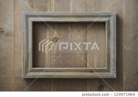 掛在老式木牆上的畫框 129971969