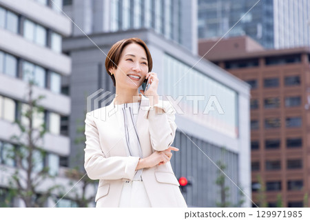 打電話的女商人 129971985