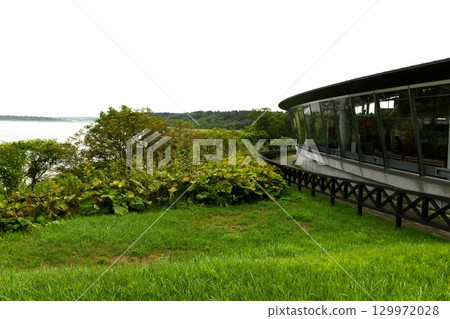 [Nemuro City: View of Lake Furen and the glass-walled station building of Roadside Station Swan 44 Nemuro from the Lake Furen Observation Deck] 129972028