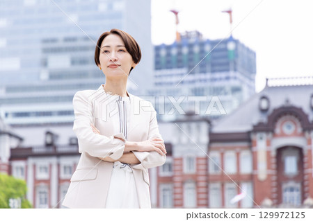 走在商務辦公區的女人 走在商務辦公區的女人 129972125