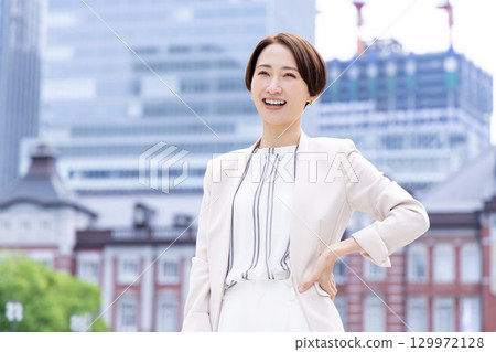 走在商務辦公區的女人 走在商務辦公區的女人 129972128