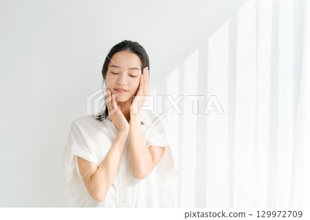 微笑用她的在他的面頰的手的婦女 129972709