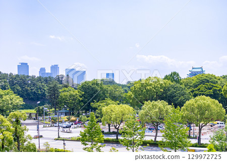 透過翠綠的樹木,可以欣賞名站區的摩天大樓和名古屋城塔 透過翠綠的樹木,可以欣賞名站區的摩天大樓和名古屋城塔 129972725