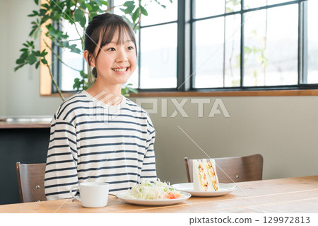 麵包，吃三明治的小學女孩，孩子 129972813