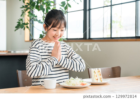 麵包，吃三明治的小學女孩，孩子 129972814