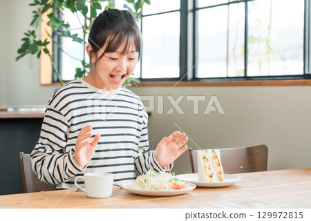 麵包,吃三明治的小學女孩,孩子 麵包,吃三明治的小學女孩,孩子 129972815
