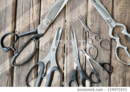 Several pairs of used scissors for various purposes Several pairs of used scissors for various purposes 129972833