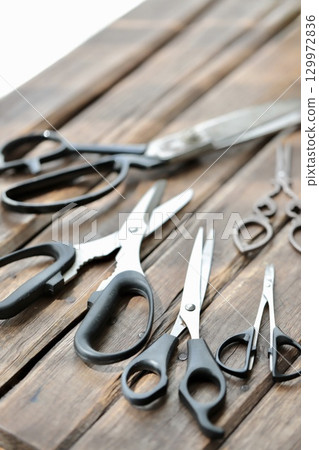 Several pairs of used scissors for various purposes Several pairs of used scissors for various purposes 129972836